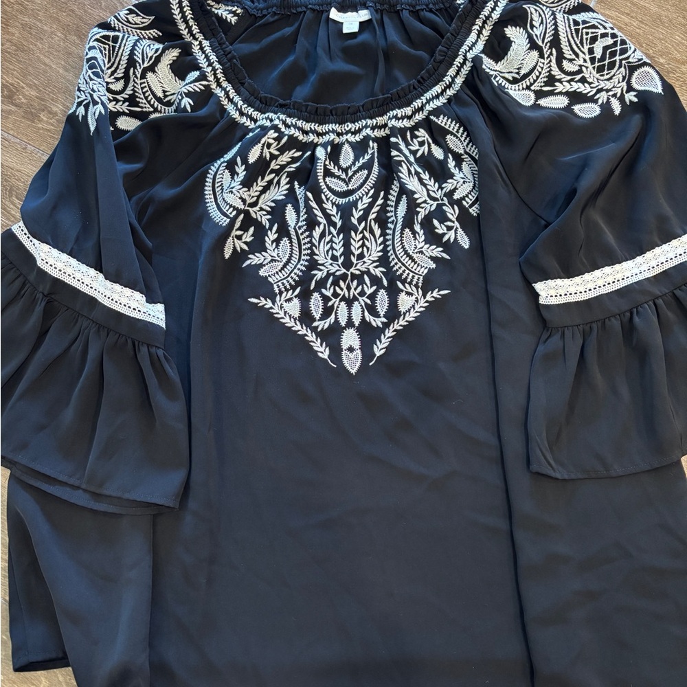 Women’s Size 3X Embroidered Black & White Peasant 3/4 sleeve EUC